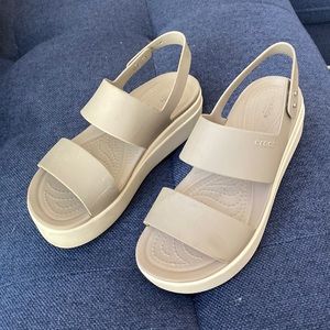 Lightly worn brooklyn low wedge platform Crocs Size 7 women nude champagne taupe